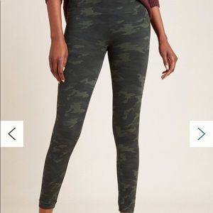 SPANX SEAMLESS CAMO LEGGINGS